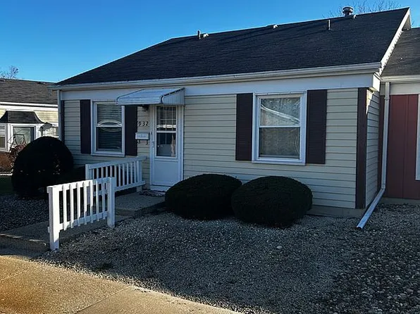 932 Village Ln, Jenison, MI 49428