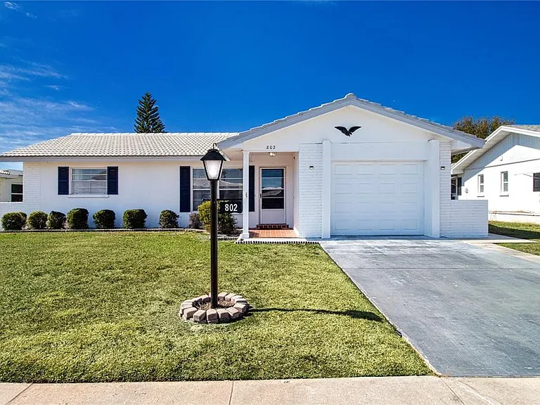 802 Buttonwood Dr — Photo 1