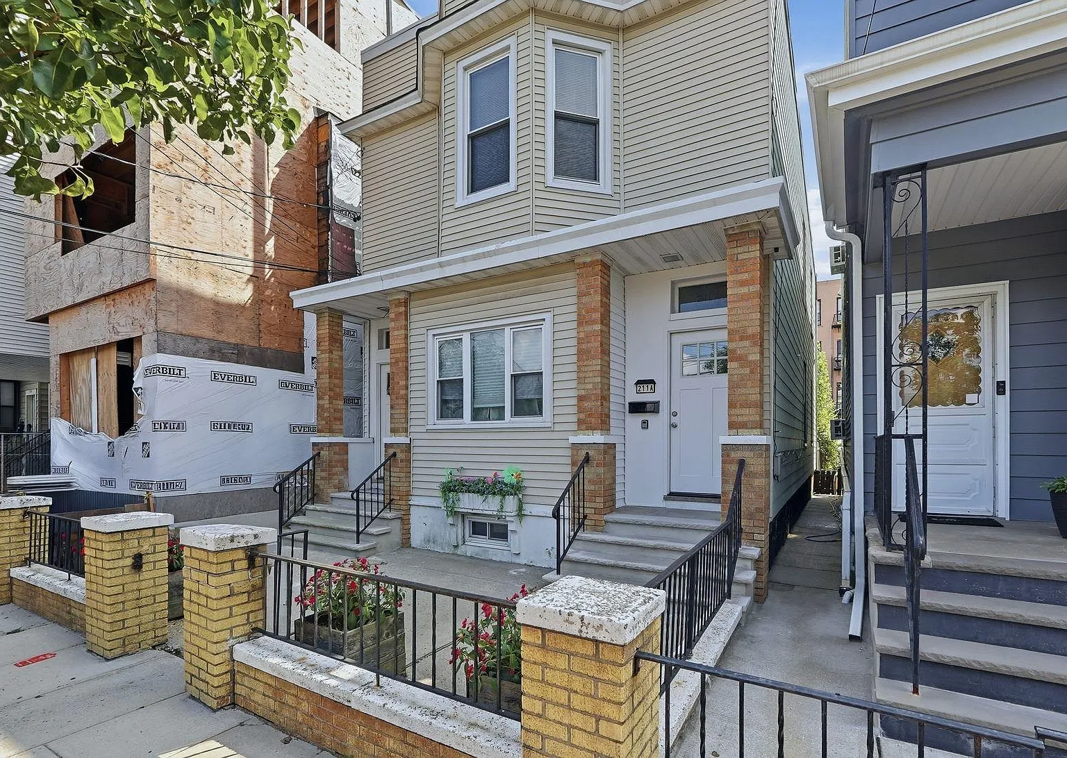 3 bed, 1.0 bath, 1100 sqft, $3,000 — Photo 1