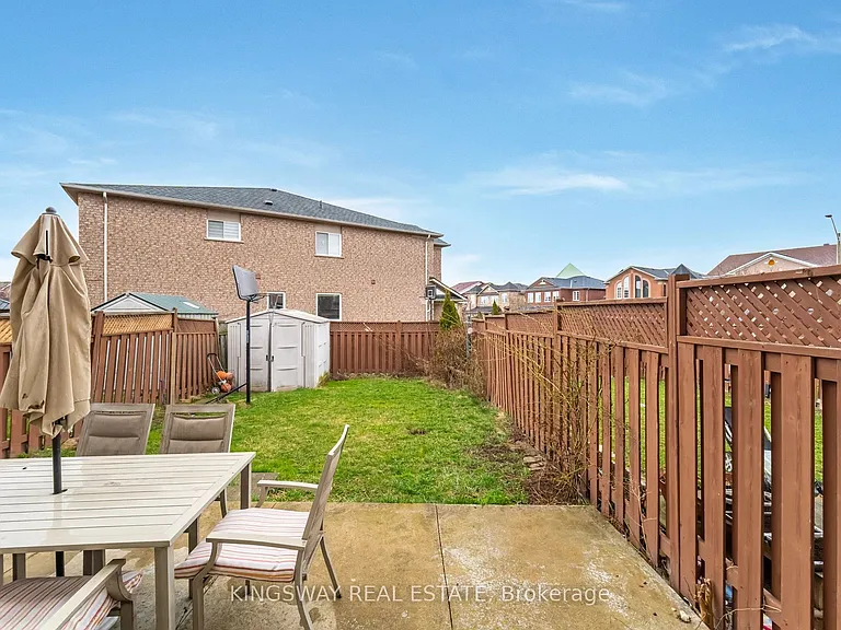 803 Khan Cres — Photo 37
