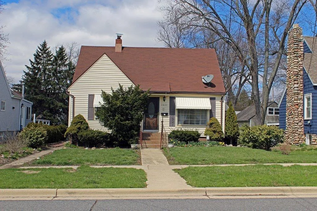 1011 Center St photo 1