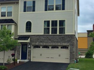 878 Beacon Ln, Pittsburgh, PA 15237