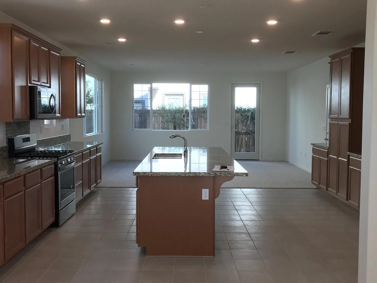 4 bed, 2.5 bath, 2113 sqft, $2,950 — Photo 3