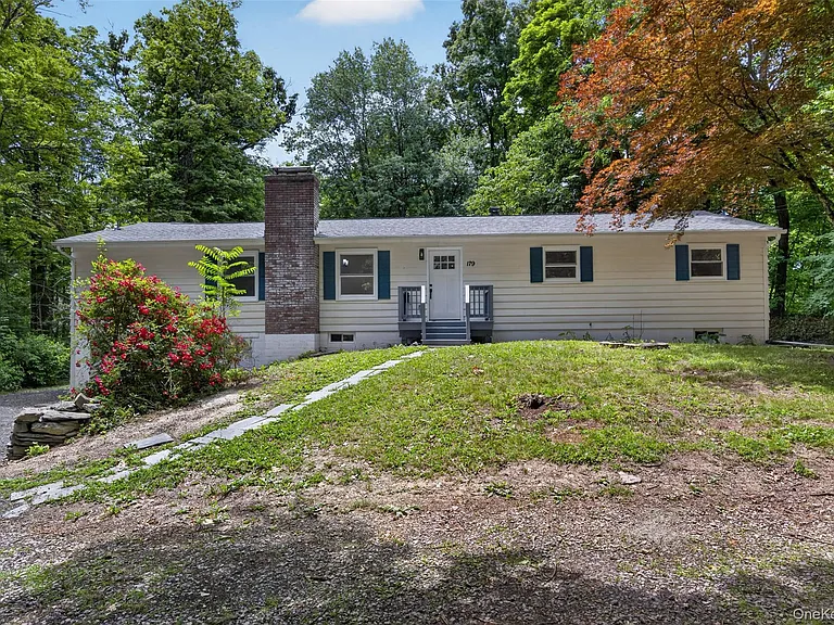 179 Roosevelt Rd — Photo 1