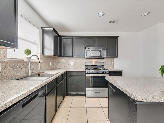 3rd image of 3105 Silver Creek Dr