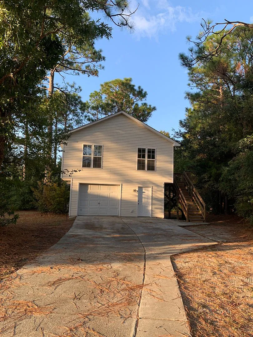 1 Bedroom House w/Garage & Storage on Wallington Road Available Now — Photo 1