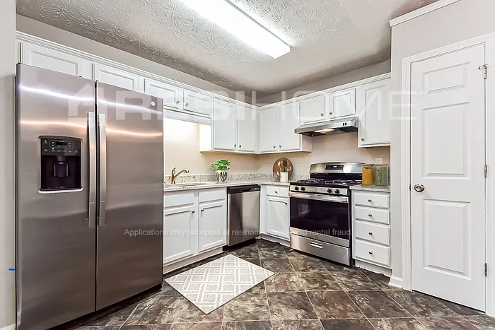 215 N Willow Ct — Photo 2