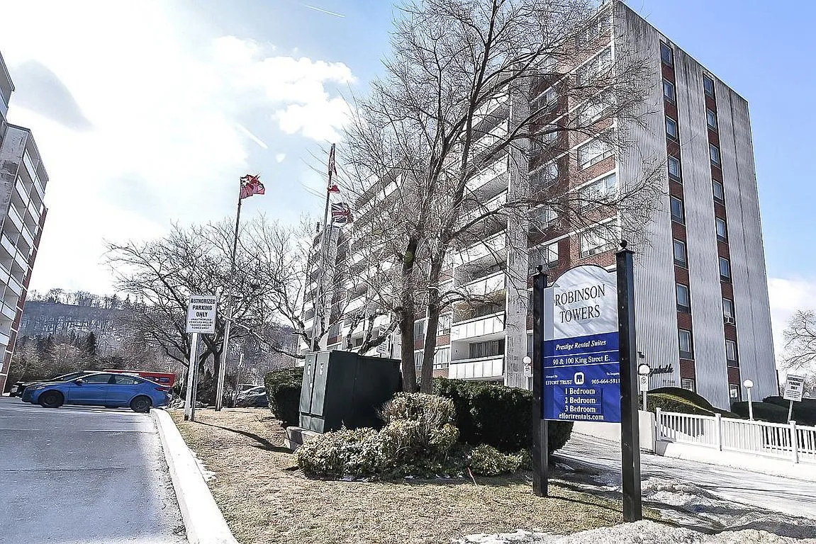 Robinson Towers — Photo 2