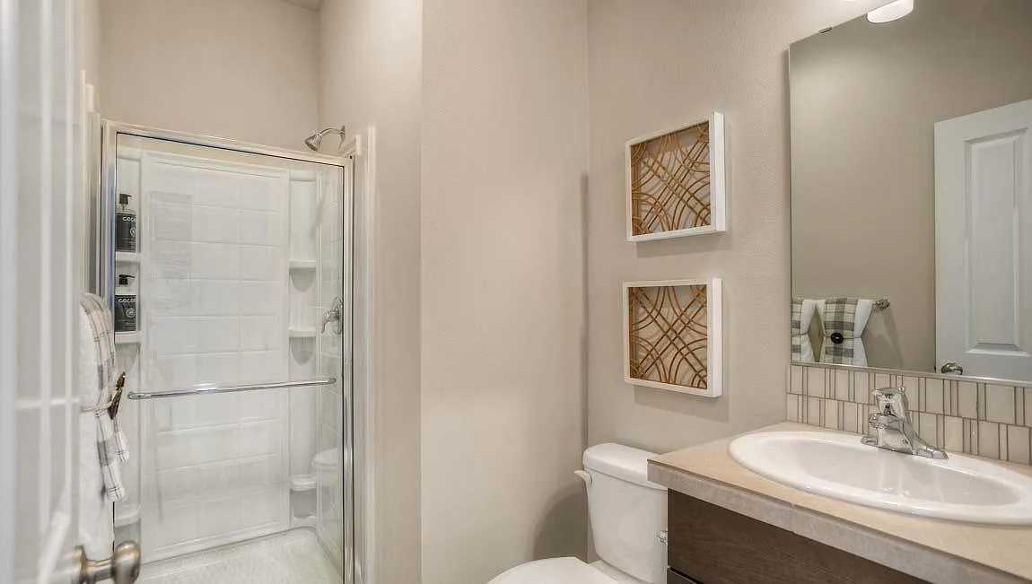 6 bed, 2700 sqft, $3,895 — Photo 4