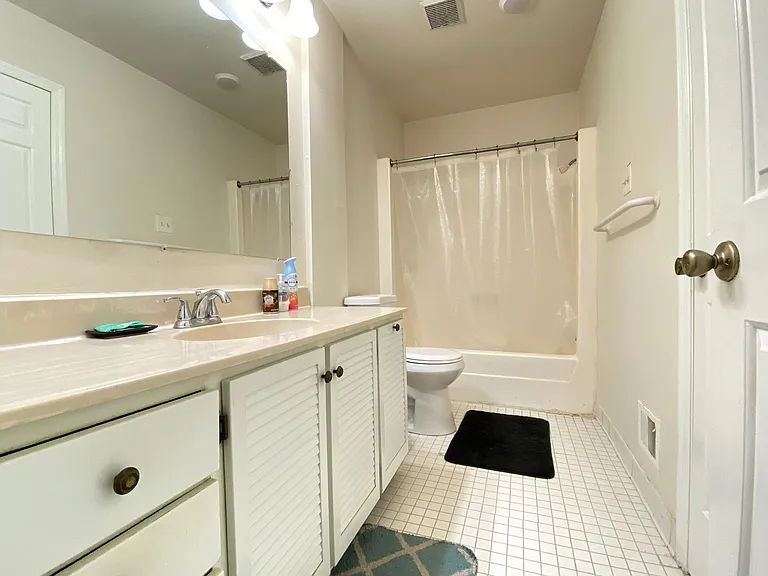 $900/month - upstairs