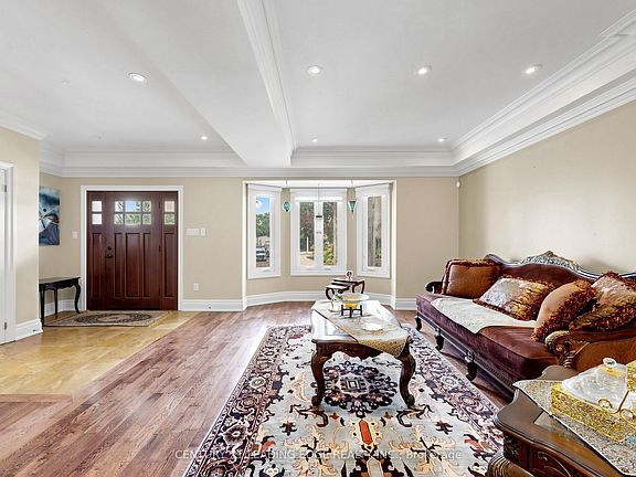 4th image of 11 Bellvare Cres