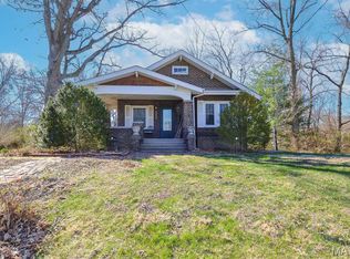 717 Crestwood Dr, Godfrey, IL 62035