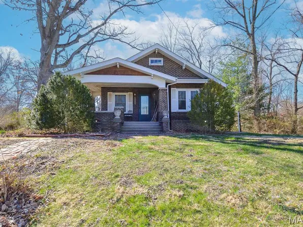717 Crestwood Dr, Godfrey, IL 62035