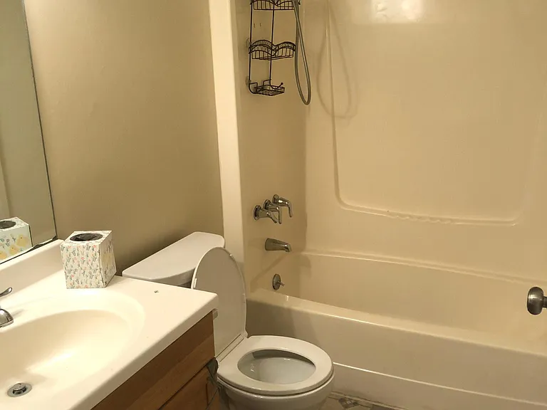 Bathroom 2nd floor between bedrooms