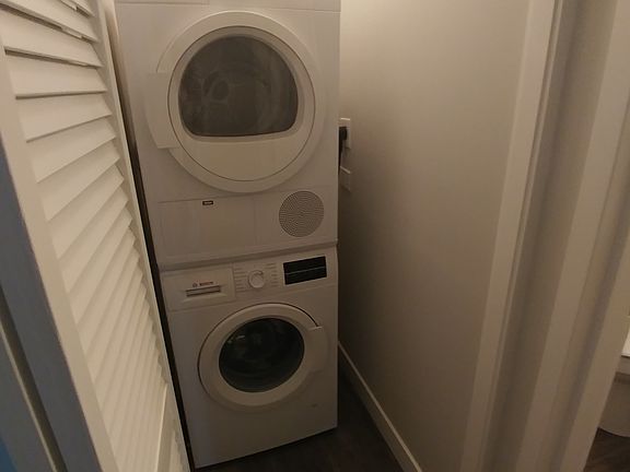 3rd image of 11 E Delaware Pl #10CR