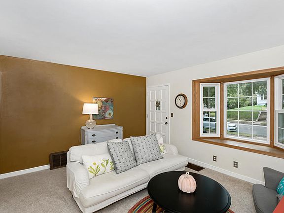 4th image of 2051 Minnehaha Ave E