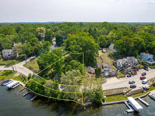 411 Heights Rd, Lake Orion, MI 48362