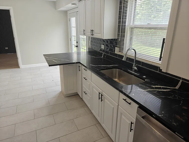 2208 Kensington Dr — Photo 35