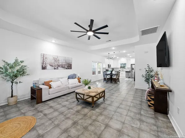 1153 Singing Hills Dr, Canyon Lake, TX 78133