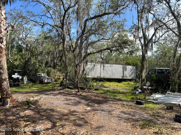 565 Old Dixie Ln, Oak Hill, FL 32759