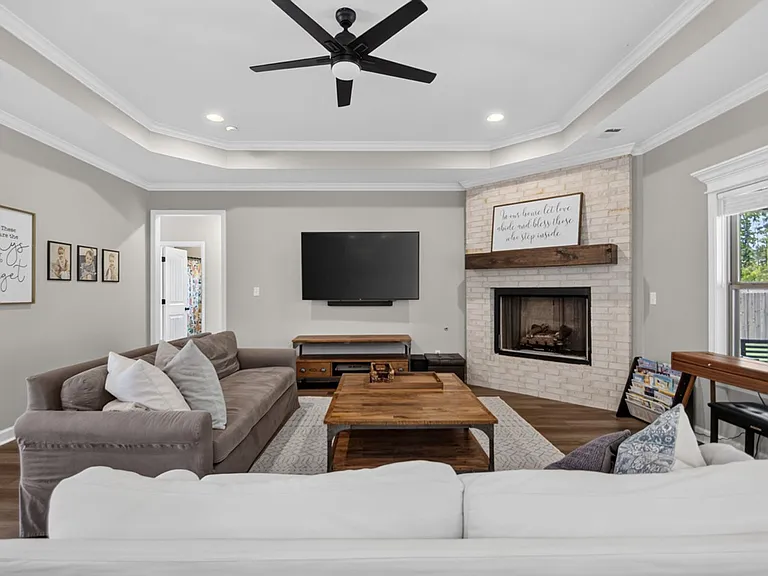 9025 Wooddale Dr — Photo 4