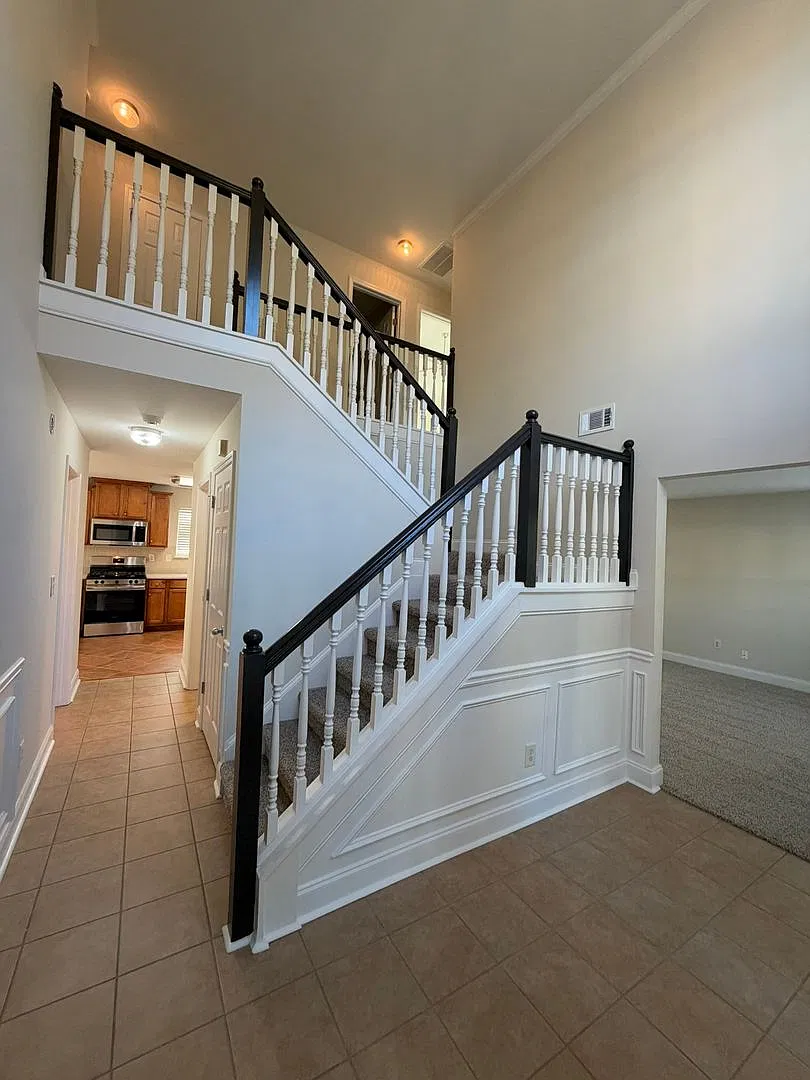 Spacious 4-Bedroom Home with almost 3,000 Sq Ft, Dual Fireplaces & Fenced Backyard! — Photo 4