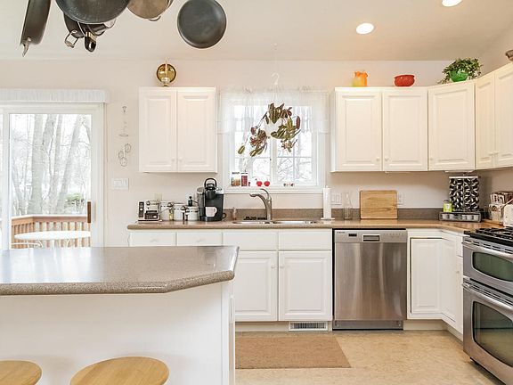 3rd image of 1898 Berrywood Dr SE