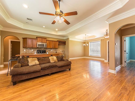 4th image of 303 Forest Creek Dr