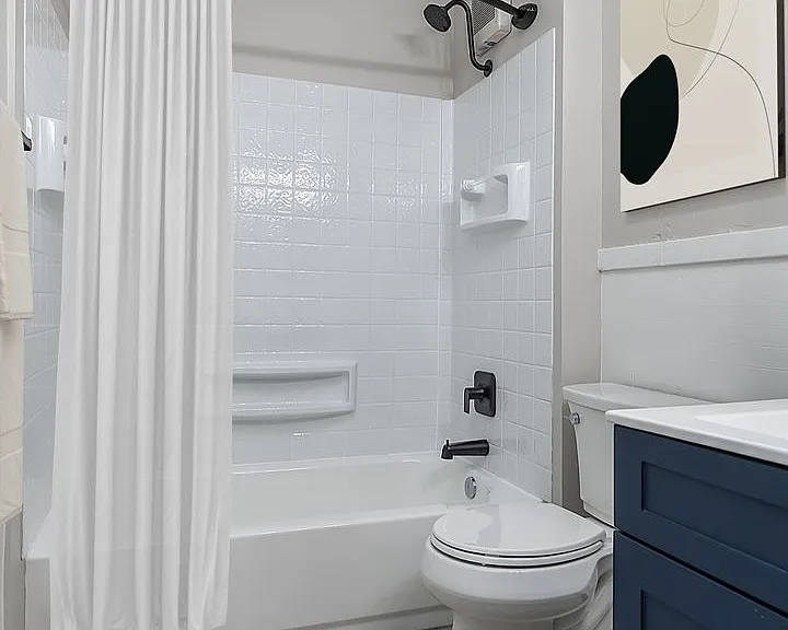 Elegant Renovation! HUGE 1 Bed 1 Bath Available Now! — Photo 29