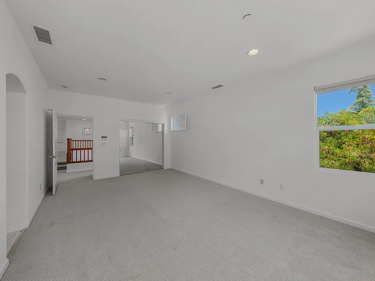 100 Portsmouth Dr — Photo 36