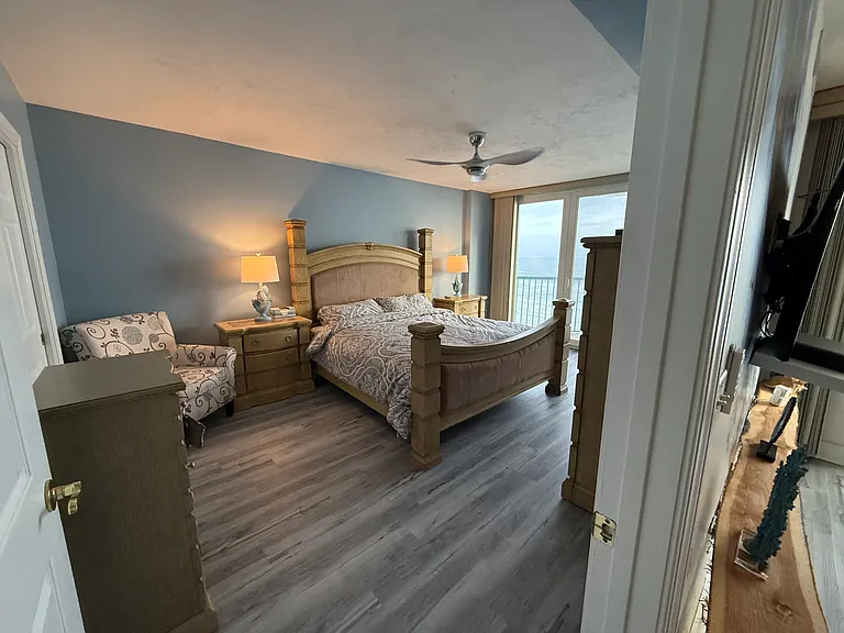Large Oceanfront Master Bedroom