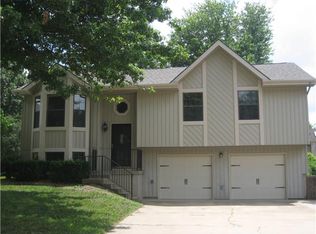 1703 NE Ridgeview Dr, Lees Summit, MO 64086