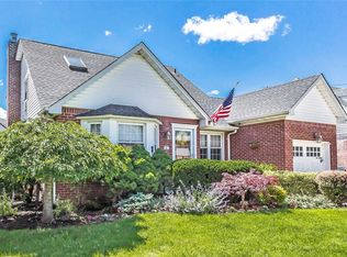 17 Surrey Rd, New Hyde Park, NY 11040
