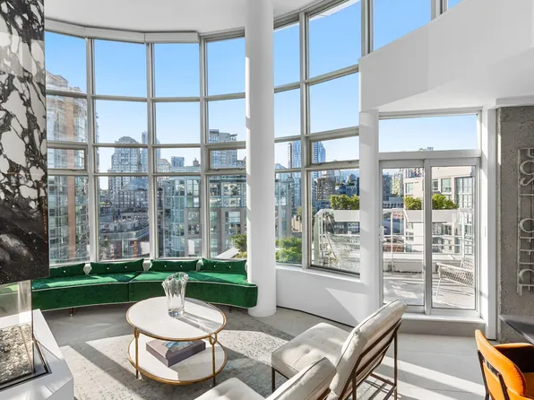 189 Davie St #Penthouse 1701, Vancouver, BC V6Z 2X9
