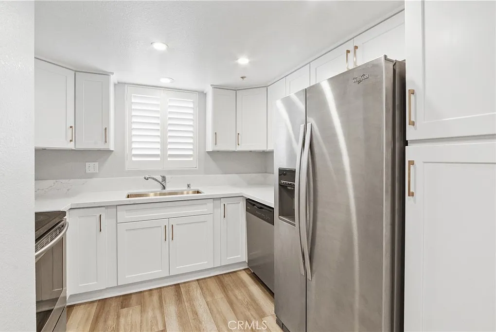 2 bed, 1000 sqft, $3,395 — Photo 2