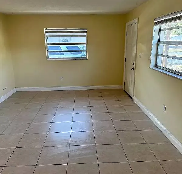 1732 Gladys St — Photo 6