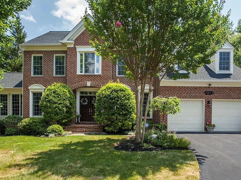 8931 Falls Farm Dr — Photo 1