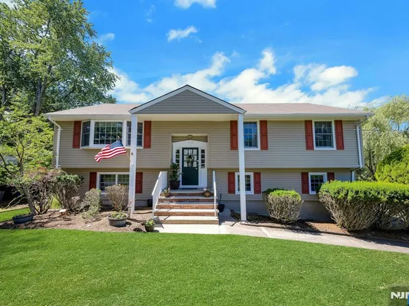 32 Tuscarora Dr, Oakland, NJ 07436