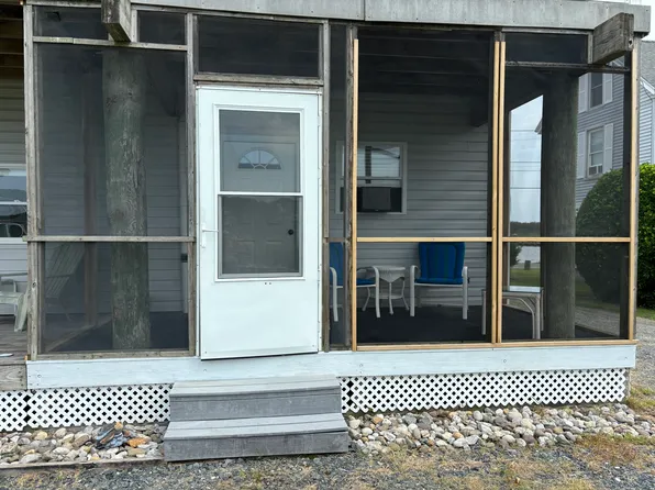 2048 Harbor Dr APT 1, Greenbackville, VA 23356