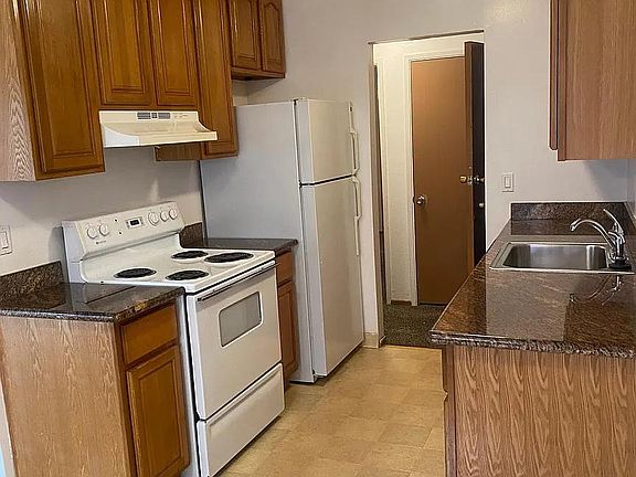 5th image of 667 Villa St APT 2