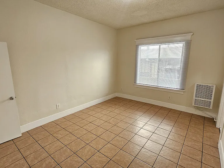 743 S Burlington Ave #4 — Photo 4