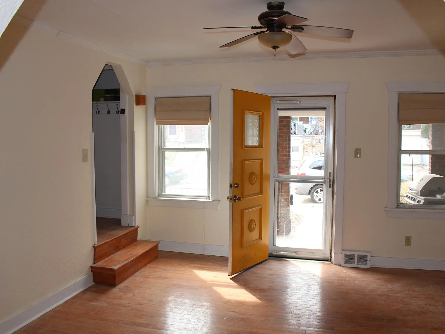 949 Mirror St — Photo 1