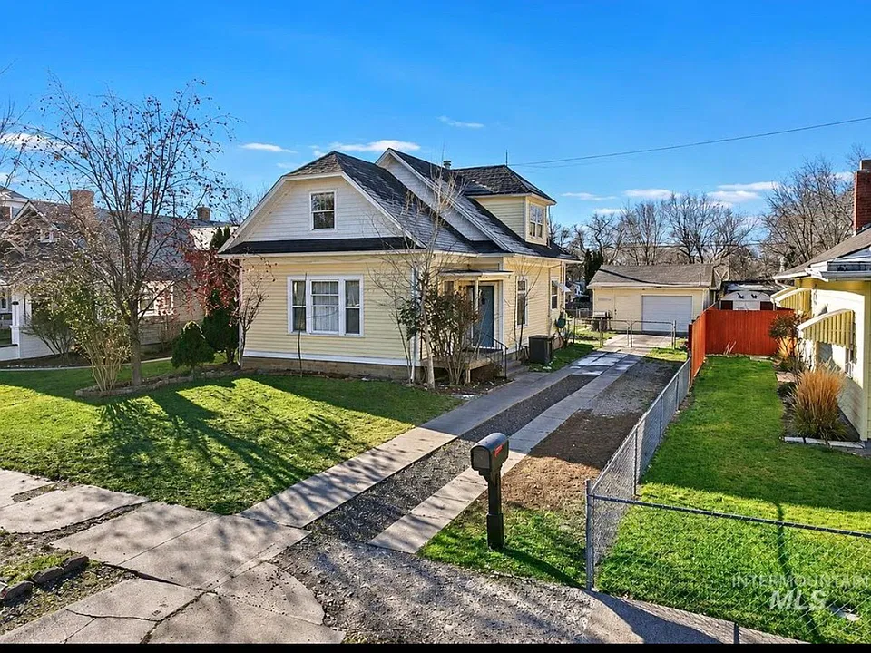 242 8th Ave E