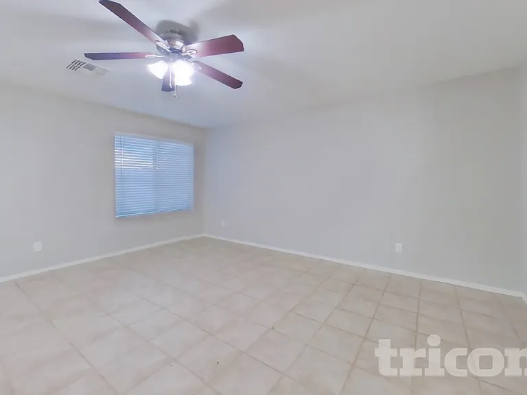 15204 N El Frio Ct — Photo 2