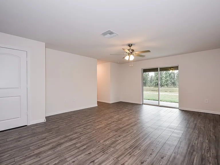 189 Blackstone Dr — Photo 2