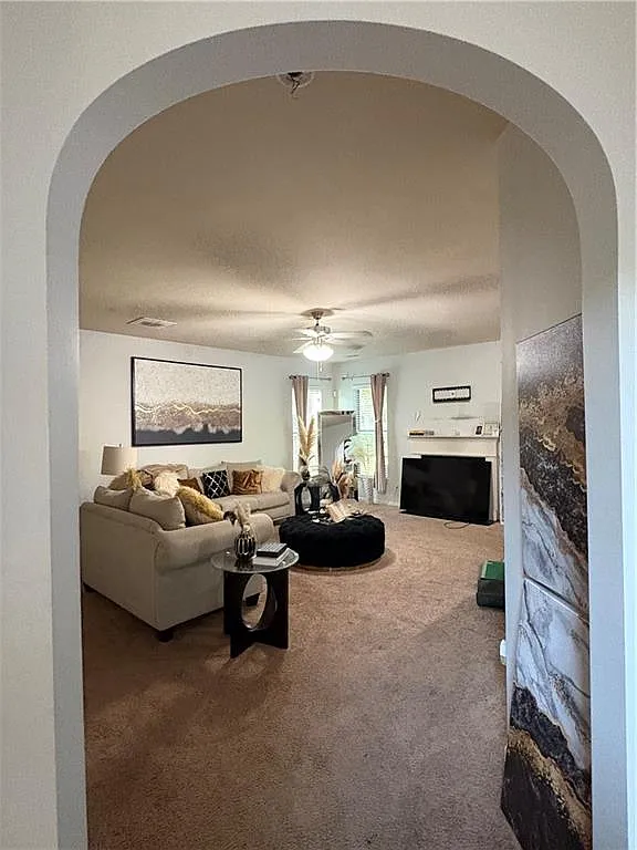 4 bed, 2.5 bath, 3156 sqft, $2,999 — Photo 4