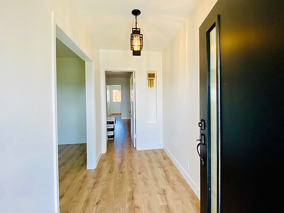 3rd image of 17 E Mariposa St