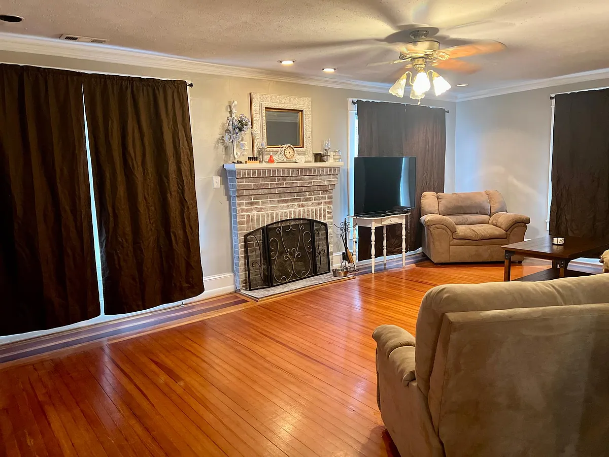 Living room - 607 Dunn Rd