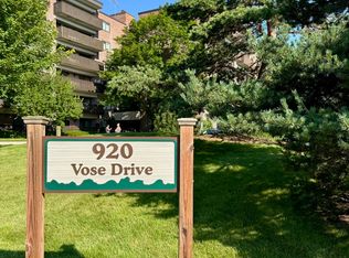 920 Vose Dr APT 103, Gurnee, IL 60031