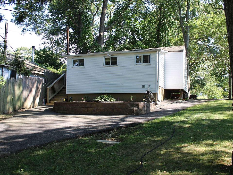 1st image of 32 Laurel Pl